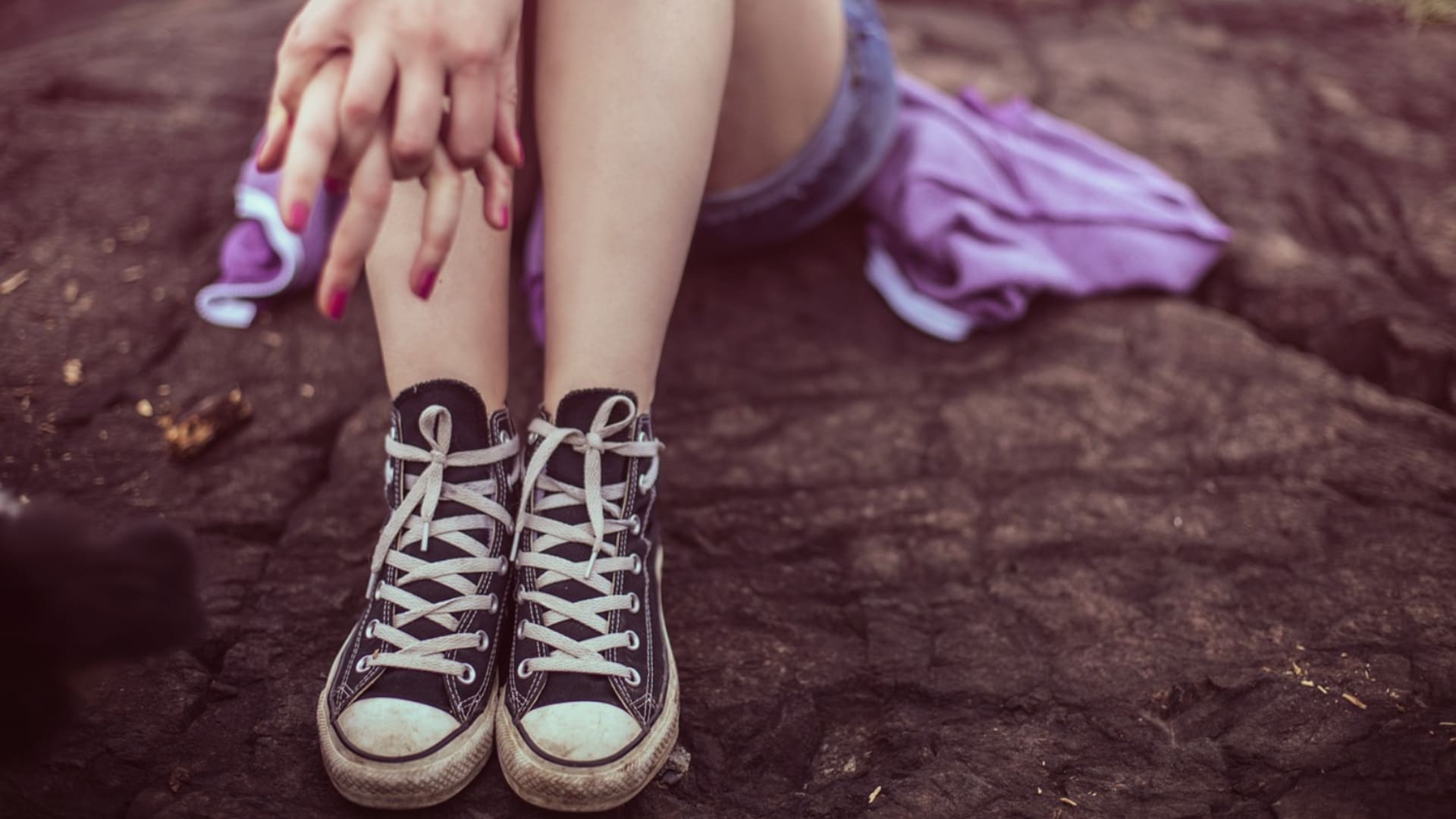 Imagen de piernas de una adolescente, simbolizando la conexión con el yo interior en el curso 'Tu Adolescente Interior'.