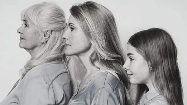 Tres mujeres de distinta edad (abuela, madre e hija) de perfil