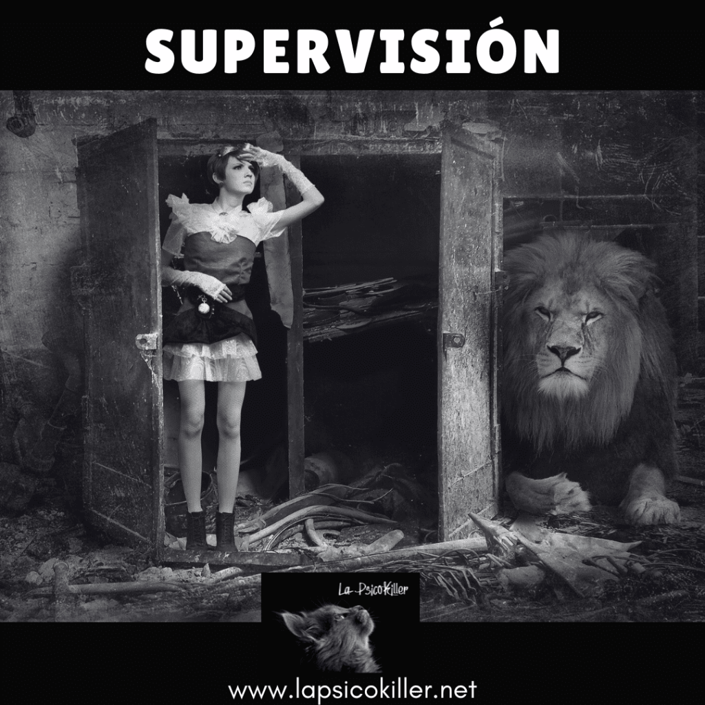 Mujer saliendo de una puerta junto a un león, supervisión psicológica